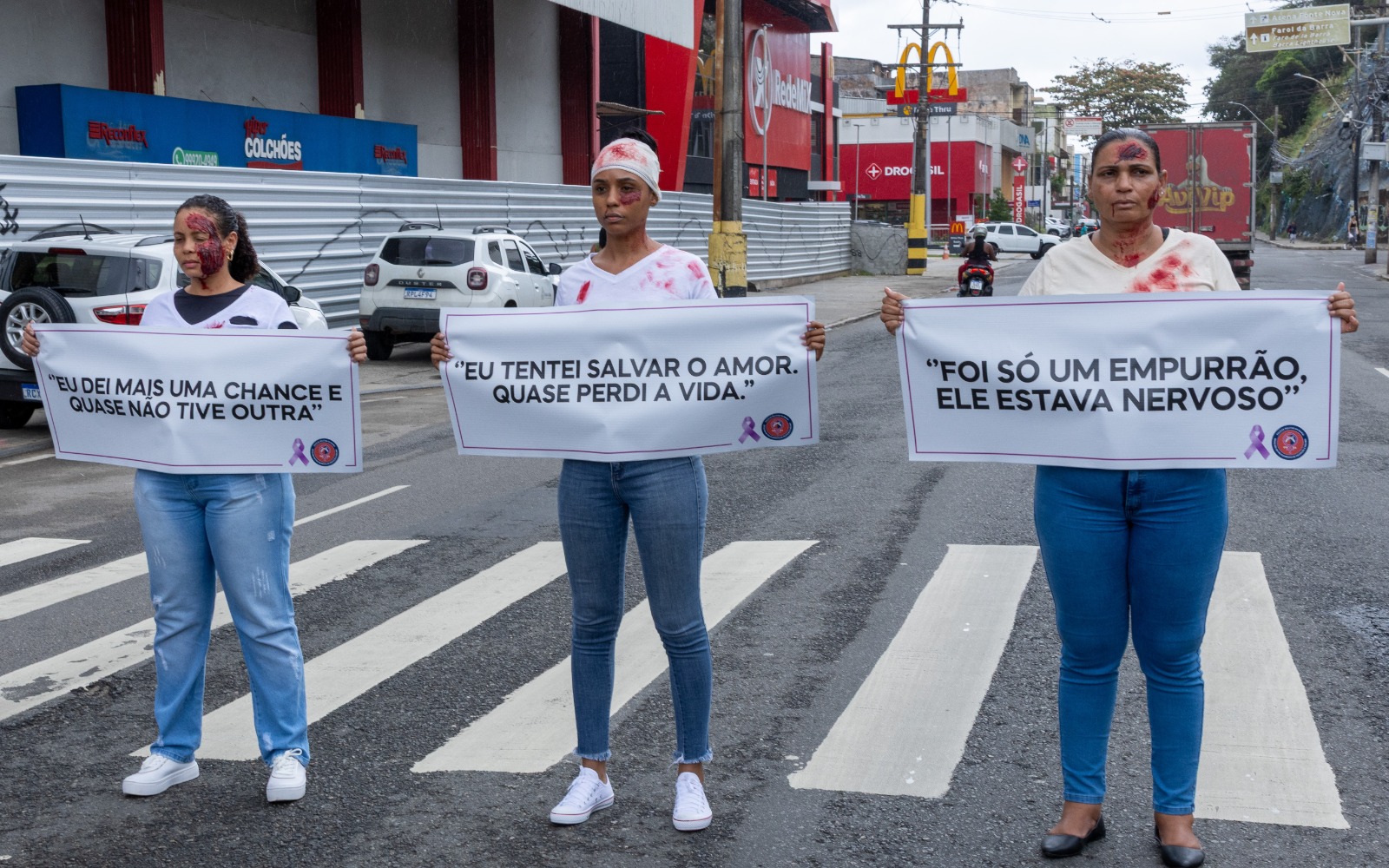 PM realiza ação de impacto para conscientizar sobre violência contra a mulher em Salvador