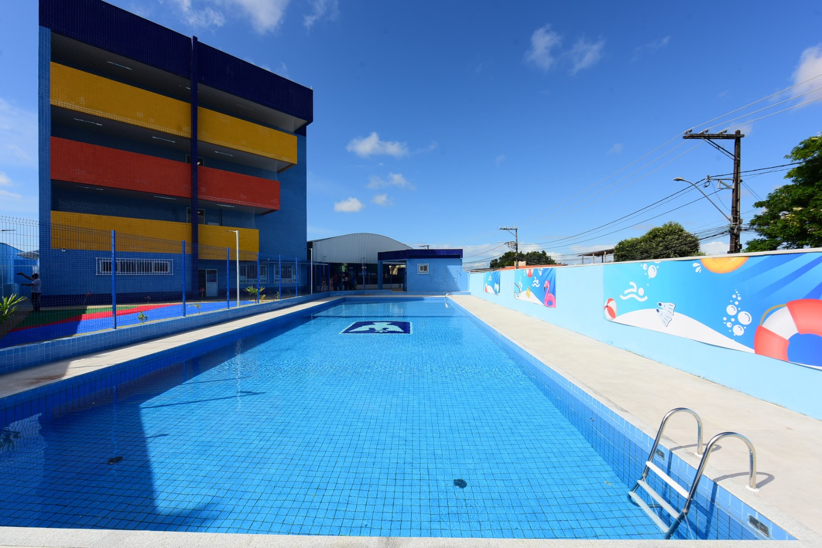 Nova escola de Salvador tem piscina semiolímpica e capacidade para mil alunos