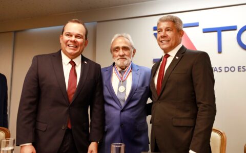 Imagem do post Jerônimo homenageia Honorato em despedida no TCE