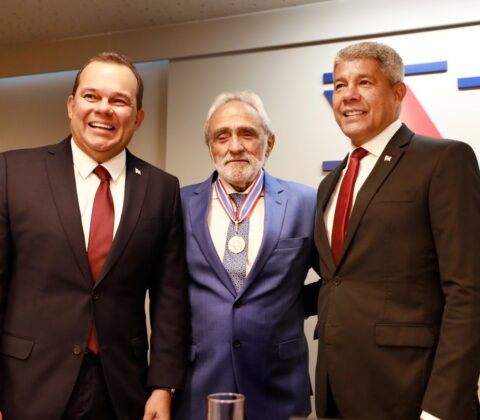 Imagem do post Jerônimo homenageia Honorato em despedida no TCE