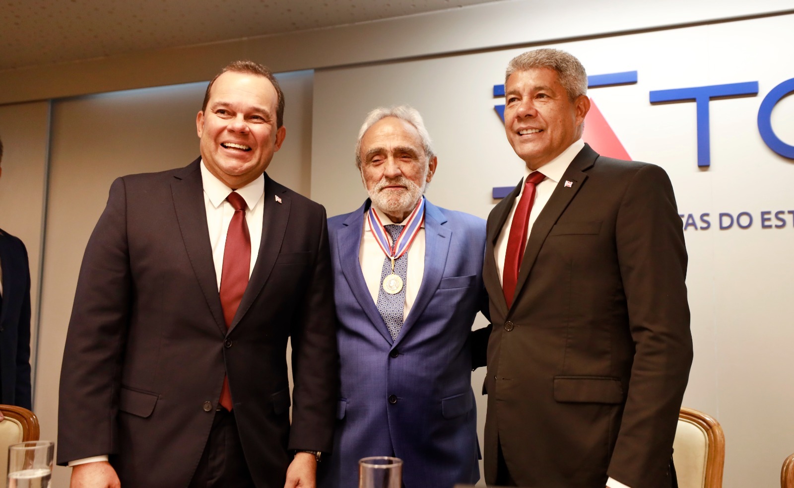 Jerônimo homenageia Honorato em despedida no TCE