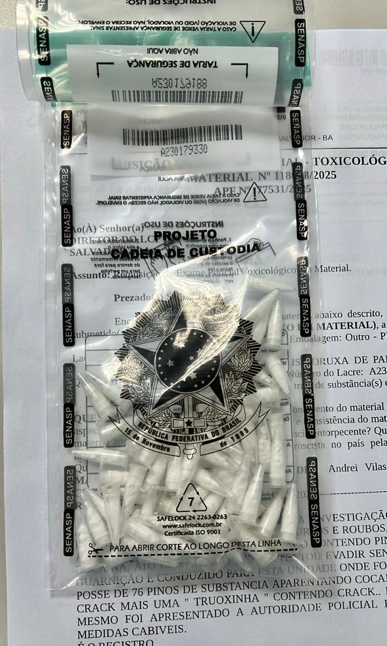 Operação no centro de Salvador termina com prisão por tráfico e apreensão de celular furtado