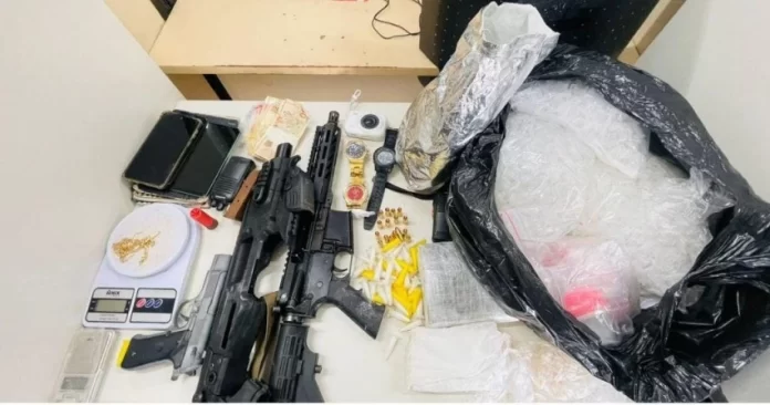PM desmonta acampamento do tráfico e apreende armas