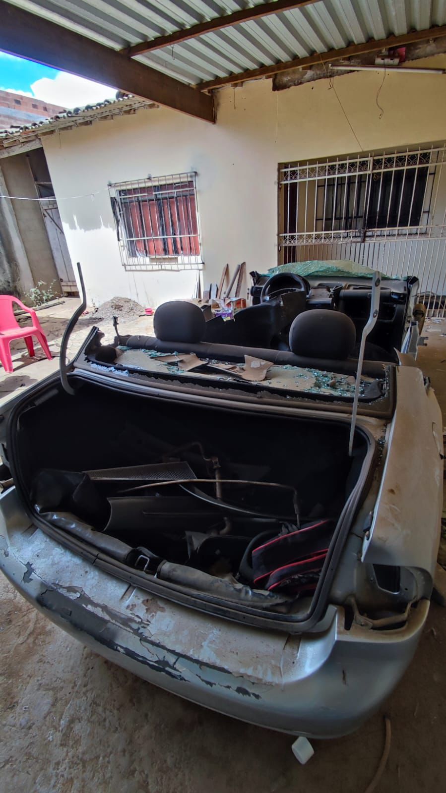 Carro roubado é encontrado desmontado em Vitória da Conquista