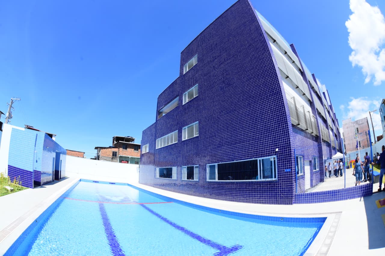 Prefeitura inaugura escola com piscina e laboratório em Sussuarana