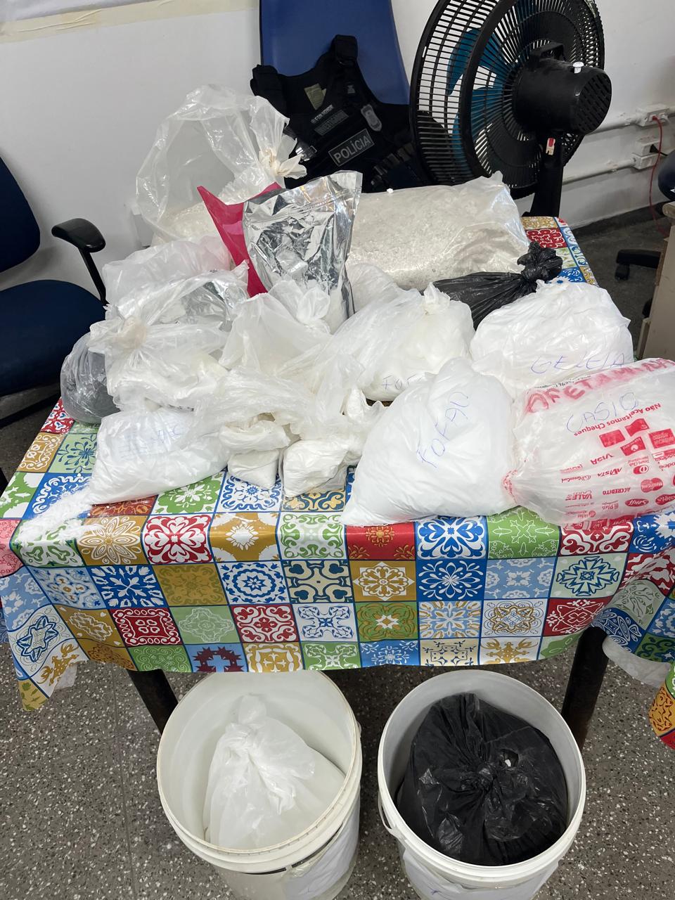 Polícia estoura laboratório de drogas em condomínio de luxo na RMS