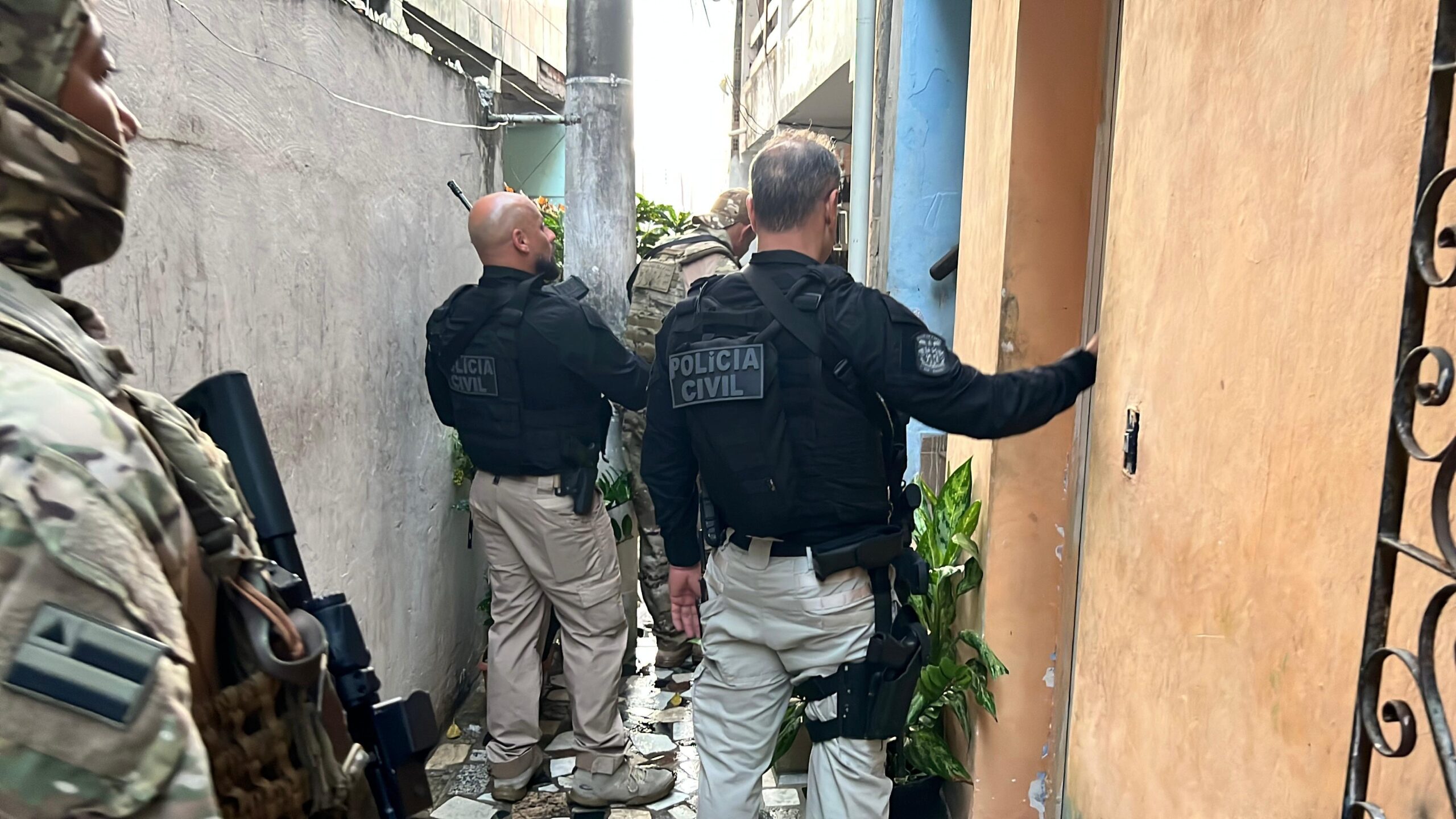 Polícia faz a ‘limpa’ em zona de confronto entre BDM e CV no Engenho Velho da Federação