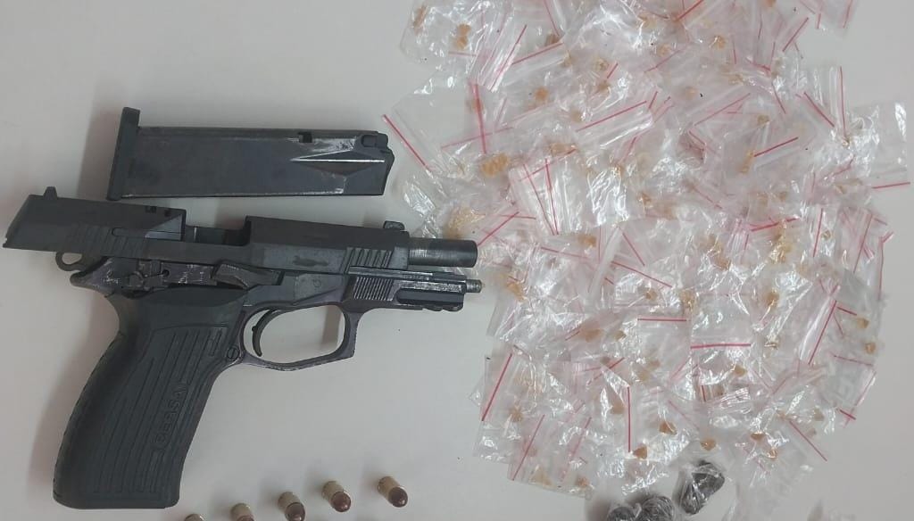PM apreende arma de fogo e droga em Pernambués