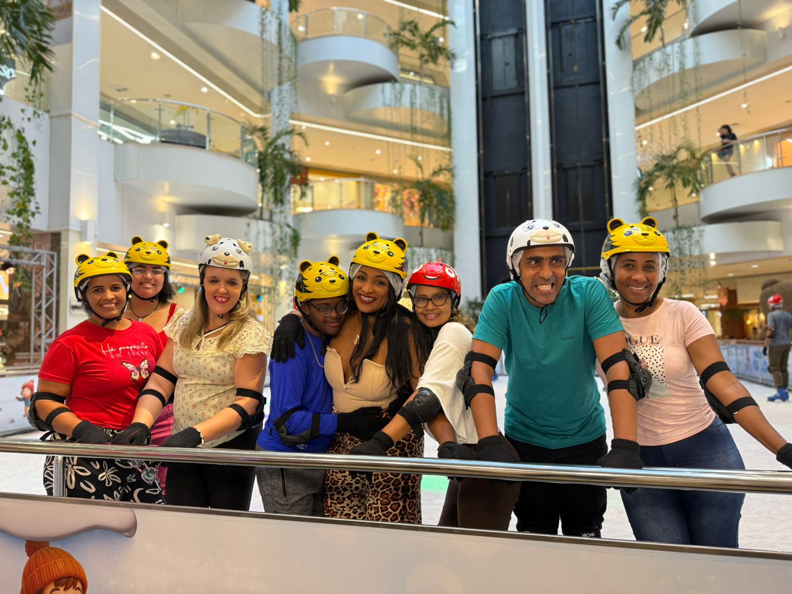 Shopping Barra promove ação com assistidos da APAE de Salvador na Pista de Gelo pela Semana Nacional da PCDIM