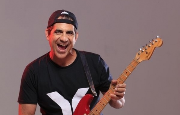 Pé na Areia: Durval Lelys se apresenta em projeto de verão em Salvador