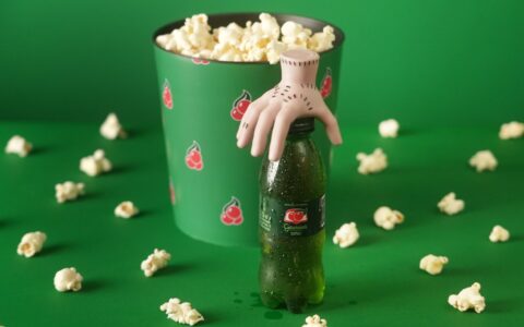 Imagem do post Guaraná Antarctica traz de volta sucesso dos anos 2000 e surpreende fãs com a dupla “caçulinha + brinde”: agora é o “Mãozinha”, da série Wandinha