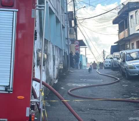 Imagem do post Vídeo: Incêndio atinge residência na Fazenda Grande do Retiro em Salvador