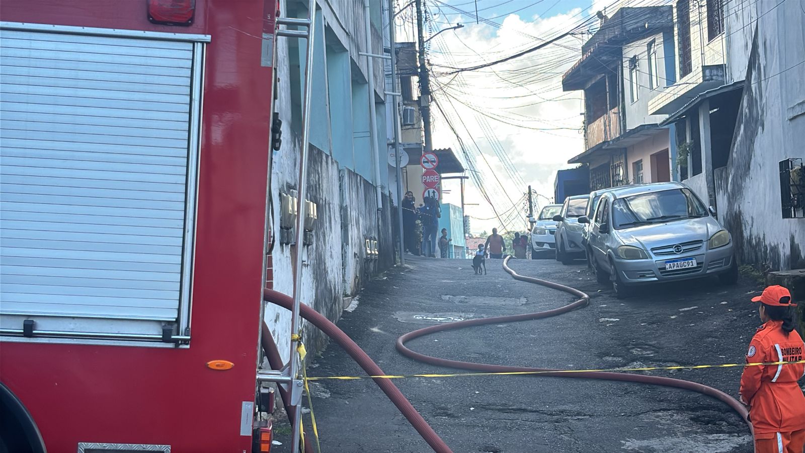 Vídeo: Incêndio atinge residência na Fazenda Grande do Retiro em Salvador