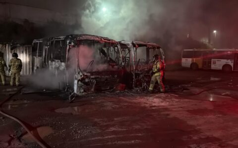Imagem do post Vídeo: Ônibus pegam fogo perto da Estação Pirajá  em Salvador