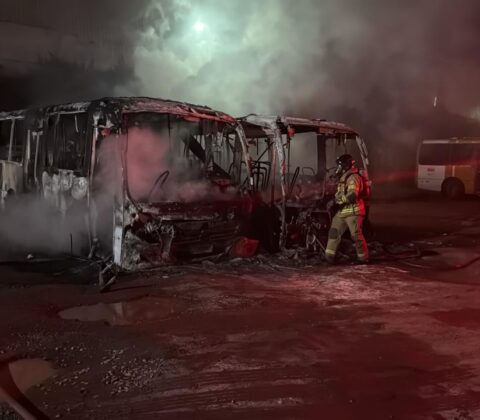 Imagem do post Vídeo: Ônibus pegam fogo perto da Estação Pirajá  em Salvador