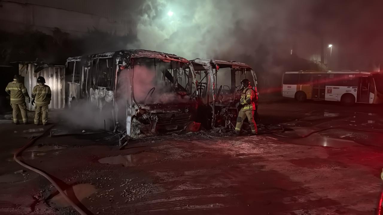 Vídeo: Ônibus pegam fogo perto da Estação Pirajá em Salvador