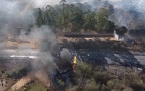 Imagem do post Colisão entre caminhões e ônibus causa morte e incendeia rodovia na Bahia