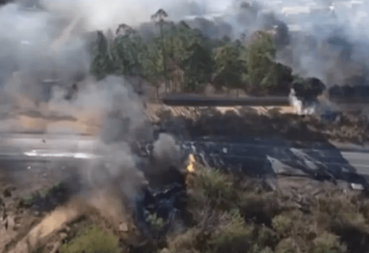 Colisão entre caminhões e ônibus causa morte e incendeia rodovia na Bahia