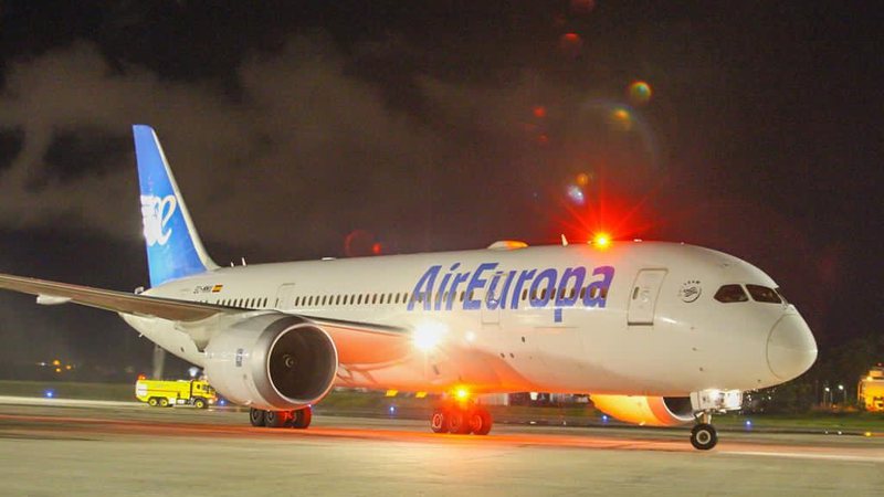 Voo Salvador-Madrid faz pouso de emergência em Recife