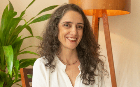 Imagem do post Educar para florescer: oficina gratuita para pais com a educadora parental Faezeh Shaikhzadeh