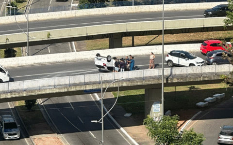 Imagem do post Carro capota em viaduto de Salvador