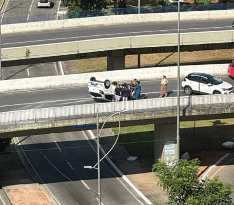 Imagem do post Carro capota em viaduto de Salvador