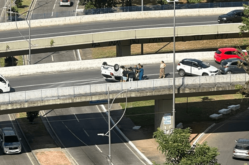 Carro capota em viaduto de Salvador