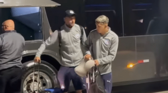 Erick Pulga é flagrado com o elenco do Bahia na chegada em São Paulo
