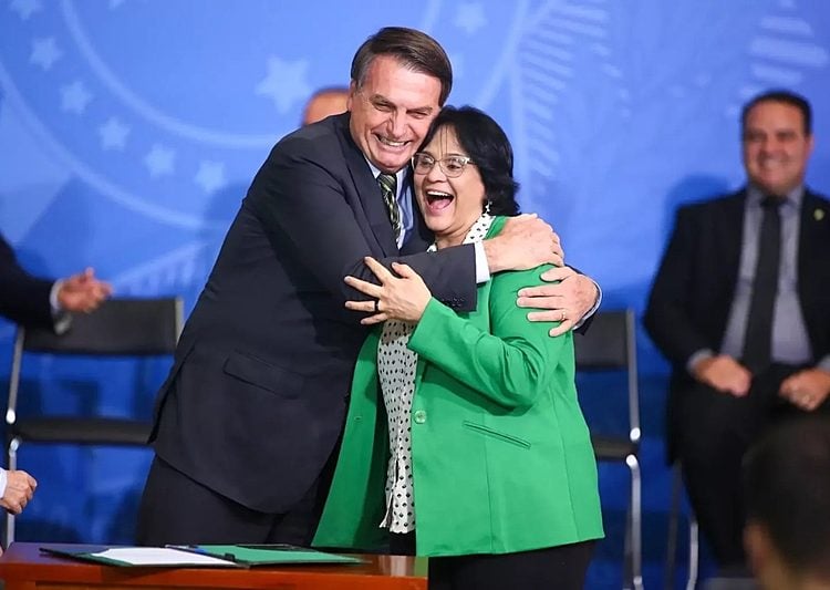 Damares recebe autorização do STF para visitar Bolsonaro