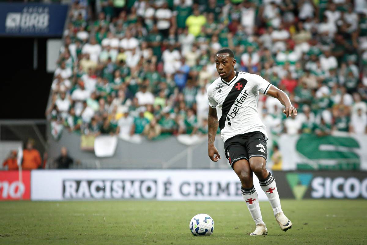 Bahia está próximo de acerto com zagueiro do Vasco