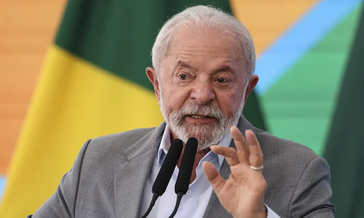 Maioria dos brasileiros acredita que Lula será candidato em 2026, mas apoio à reeleição divide opiniões