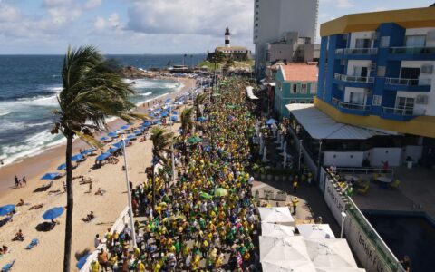 Imagem do post Manifestação contra censura e pela liberdade de expressão reúne multidão no Farol da Barra