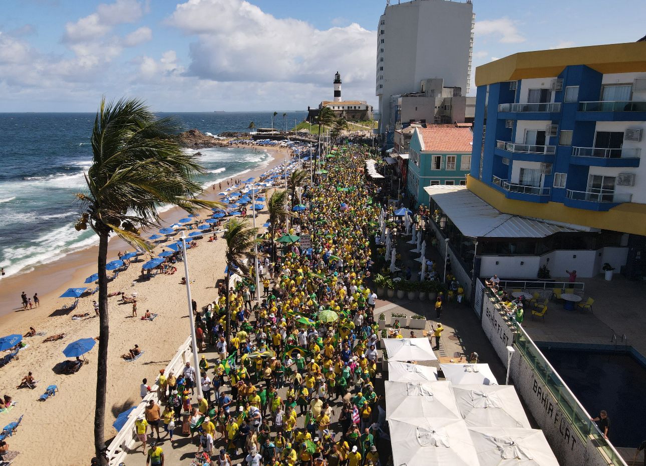 Manifestação contra censura e pela liberdade de expressão reúne multidão no Farol da Barra