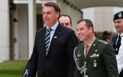 Imagem do post PF encontra anotações sobre delação de Mauro Cid em carro de Bolsonaro