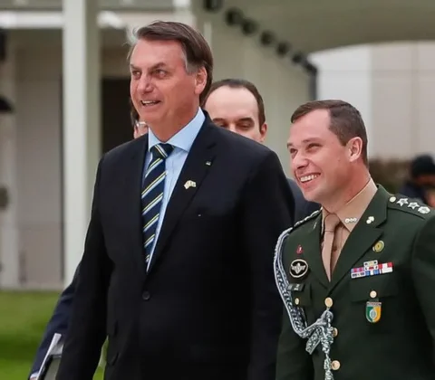 Imagem do post PF encontra anotações sobre delação de Mauro Cid em carro de Bolsonaro