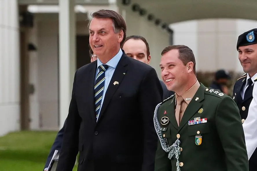PF encontra anotações sobre delação de Mauro Cid em carro de Bolsonaro