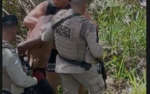Imagem do post Vídeo: Assaltante tenta fugir por lagoa na Paralela, mas acaba preso por PM de folga