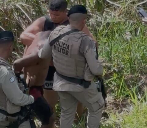 Imagem do post Vídeo: Assaltante tenta fugir por lagoa na Paralela, mas acaba preso por PM de folga