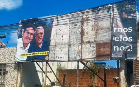 Imagem do post Outdoor com imagens de Bolsonaro e João Roma é vandalizado na Bahia