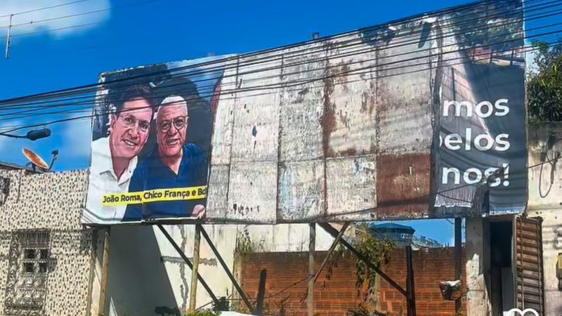 Outdoor com imagens de Bolsonaro e João Roma é vandalizado na Bahia