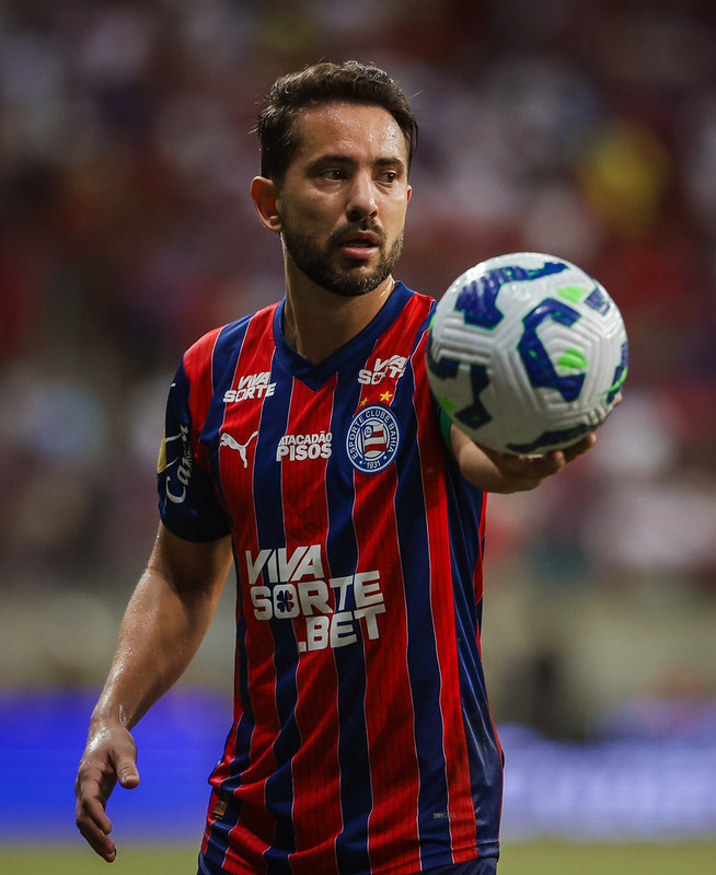 Éverton Ribeiro tranquiliza torcedores após cirurgia