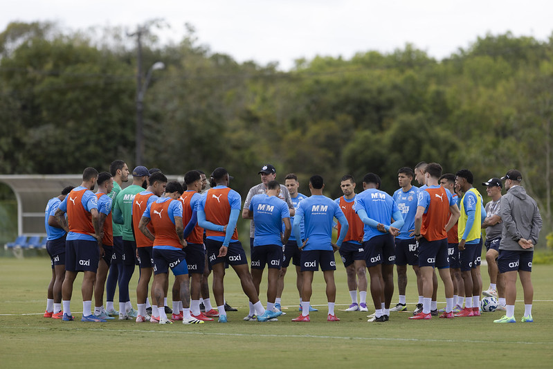 Com Ademir em campo, Bahia se reapresenta de olho no Vasco