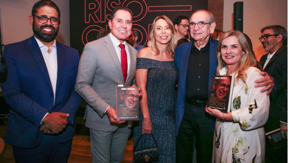 Ivana Bastos prestigia Mário Kertész em noite de lançamento em Salvador