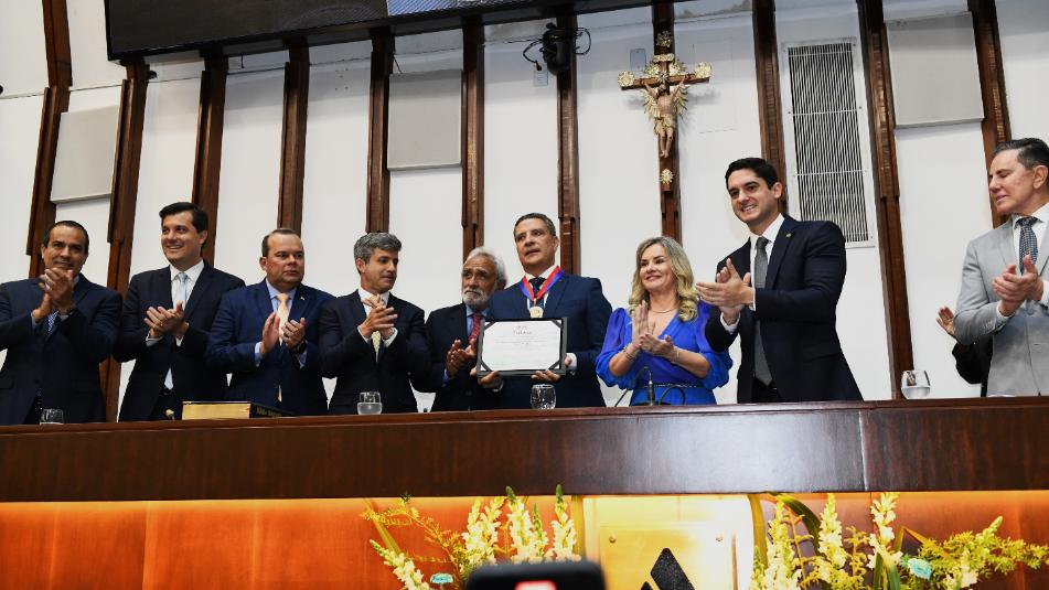 ALBA homenageia presidente do TCE com a Comenda 2 de Julho