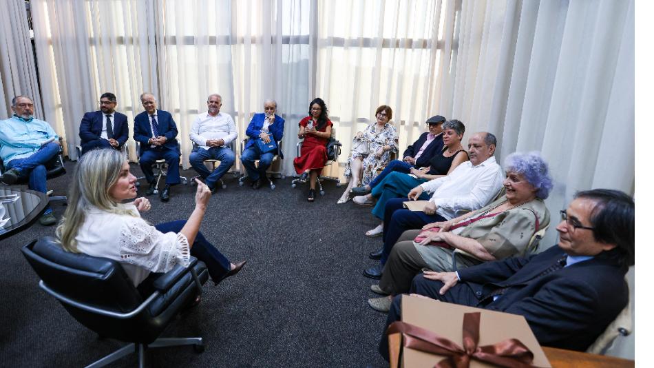 Ivana Bastos recebe Academia de Letras da Bahia e anuncia novidades literárias na ALBA