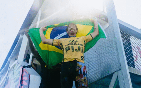 Imagem do post Yago Dora faz história e conquista título mundial da WSL