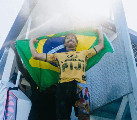 Imagem do post Yago Dora faz história e conquista título mundial da WSL