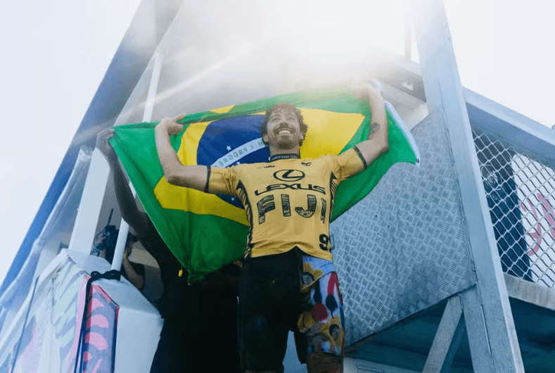 Yago Dora faz história e conquista título mundial da WSL