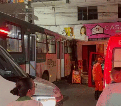 Imagem do post Ônibus desgovernado invade prédio e deixa feridos em Salvador