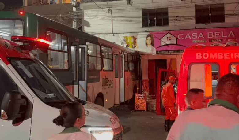 Ônibus desgovernado invade prédio e deixa feridos em Salvador